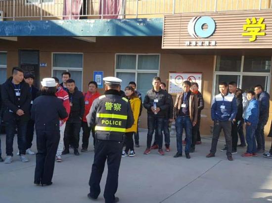 经开交警深入驾校开展交通安全宣传活动